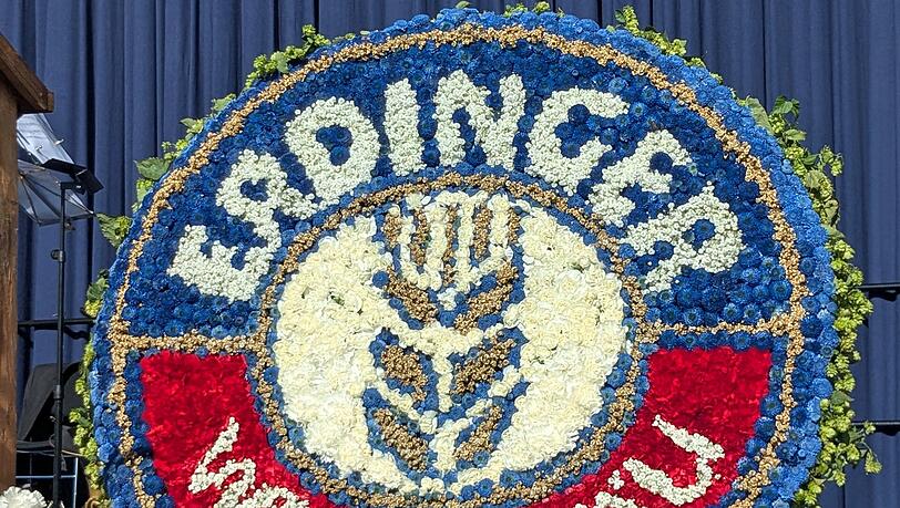 Auch das Erdinger-Weißbräu-Logo aus Blumen findet sich bei der Trauerfeier. Auch das Erdinger-Weißbräu-Logo aus Blumen findet sich bei der Trauerfeier.
