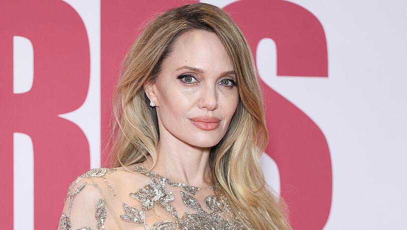 Angelina Jolie hat verraten, dass sie künftig mehr Zeit außerhalb der USA verbringen möchte. Angelina Jolie hat verraten, dass sie künftig mehr Zeit außerhalb der USA verbringen möchte.