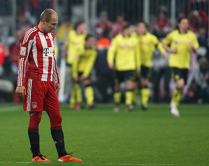 Arjen Robben senkt niedergeschlagen den Kopf, die Dortmunder feiern. So war es letzte Saison.