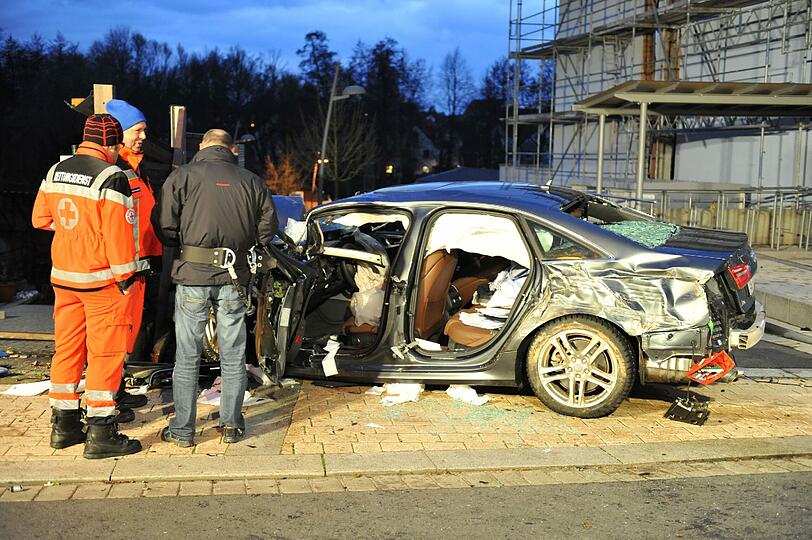 In Alzenau ist am Sonntag ein Autofahrer in eine Familie gerast. Die Frau und das Kind starben.