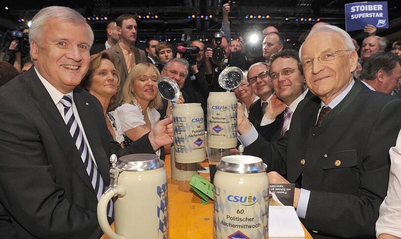Bier und Politik - eine wundervolle Symbiose, zumindest am Aschermittwoch: Sehen Sie hier die Bilder des deftigen Polit-Klamauks mit OB Ude, Horst Seehofer, Claudia Roth und Co....