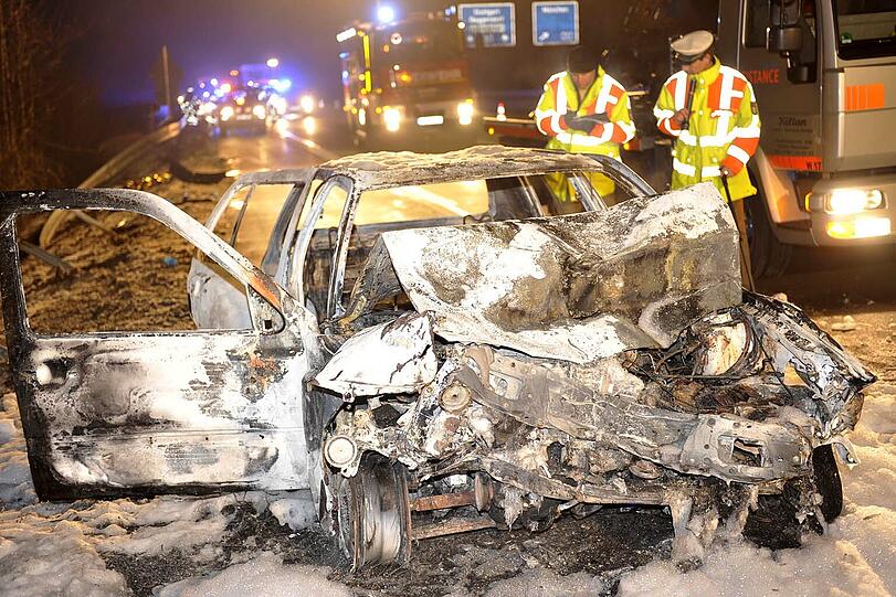 Der VW Golf ging nach dem Aufprall mit dem Lkw in Flammen auf: Der Fahrer konnte lebend aus dem Wrack geborgen werden.