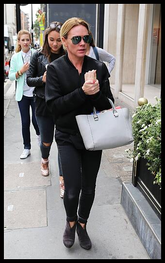 Victoria Beckham eröffnet ihre eigene Mode-Boutique in London. Mit dabei: ihre Eltern, Schwester und natürlich David Beckham.