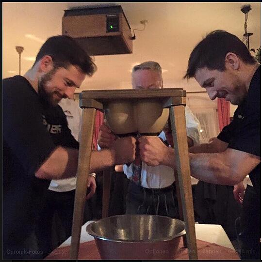 Bayerischer Abend mit dem Nationalteam: Seidenberg (l.) und Patrick Reimer beim Melken.