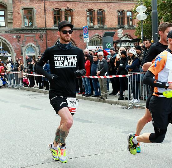 Sonnenschein und weiß-blauer Himmel: Beim München Marathon hatten die Teilnehmer perfekte Wetterbedingungen. Die Bilder zum Durchklicken.