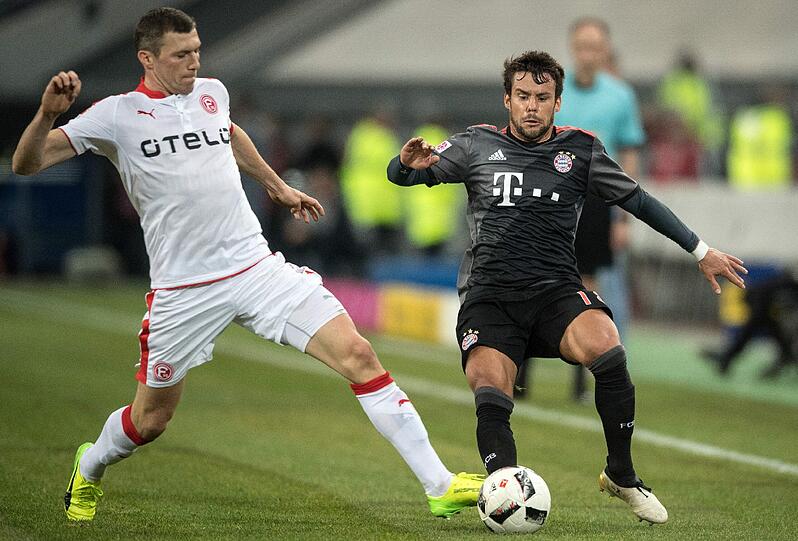 Juan Bernat (r) und der Düsseldorfer Oliver Fink.
