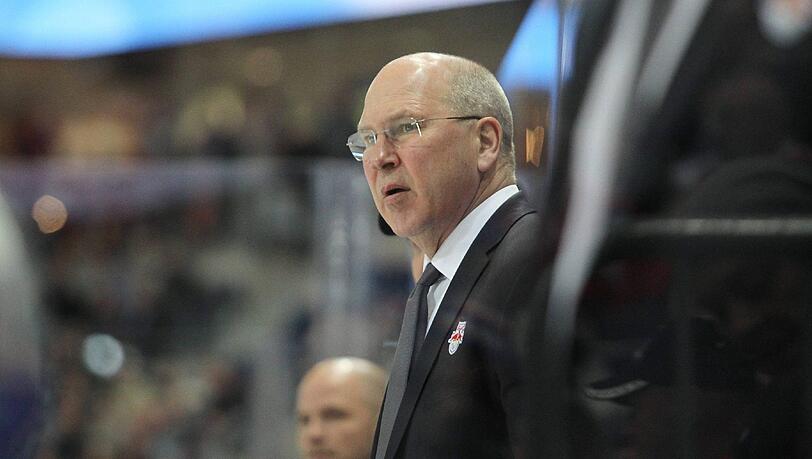 "So wie ich das sehe, sind wir auf einem guten Weg", sagt Coach Don Jackson, der den EHC zum dritten Titel in Serie führen will. "So wie ich das sehe, sind wir auf einem guten Weg", sagt Coach Don Jackson, der den EHC zum dritten Titel in Serie führen will.