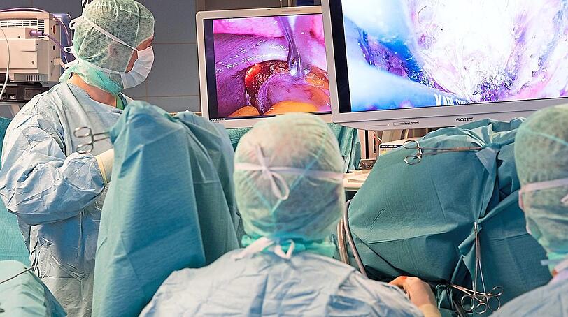 Der Aufwand ist enorm. Für den Patienten stellt das neue Verfahren jedoch eine sichere und schonendere Operation dar.