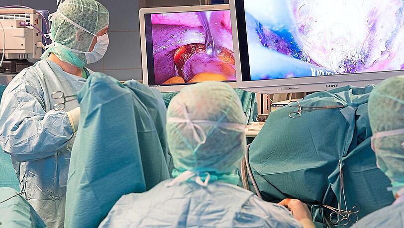 Der Aufwand ist enorm. Für den Patienten stellt das neue Verfahren jedoch eine sichere und schonendere Operation dar. Der Aufwand ist enorm. Für den Patienten stellt das neue Verfahren jedoch eine sichere und schonendere Operation dar.
