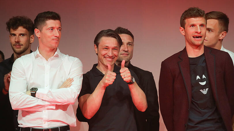 Daumen hoch: Trainer Niko Kovac (m.) zeigte sich am Nockherberg sichtlich erleichtert. Daneben: Robert Lewandowski (l.) und Thomas Müller.