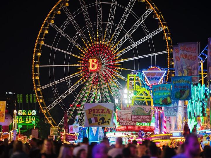 Spielbuden der Rheinkirmes.