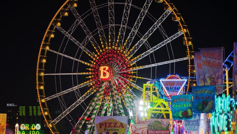 Spielbuden der Rheinkirmes. Spielbuden der Rheinkirmes.
