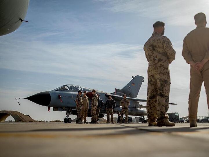 Vom Luftwaffenstützpunkt Al-Asrak in Jordanien starten Tornado-Aufklärungsflugzeuge während der Mission "Counter Daesh" in Richtung Syrien.