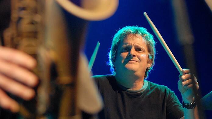 Jim Black gastiert mit seinem Trio am 5. Juli in der Unterfahrt.
