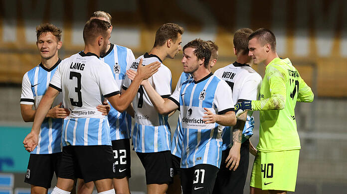 Die Löwen bejubeln ihr Weiterkommen im Toto-Pokal.