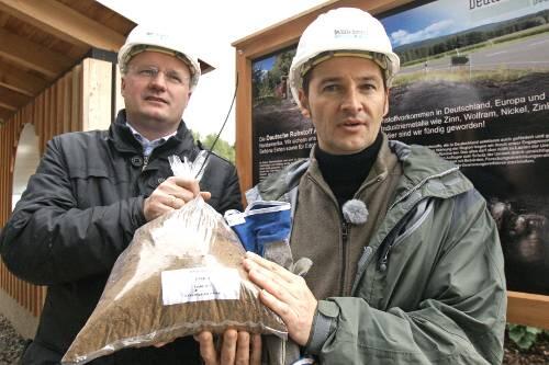 Thomas Gutschlag und Titus Gebel mit einer Probe.