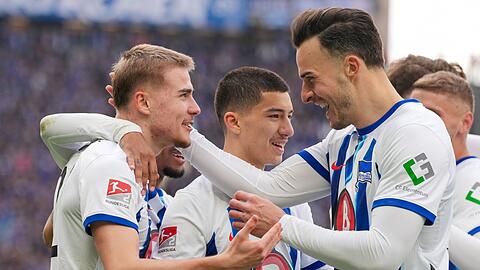 Marten Winkler (l) bejubelt seinen Treffer zum 4:2 mit Haris Tabakovic (r).