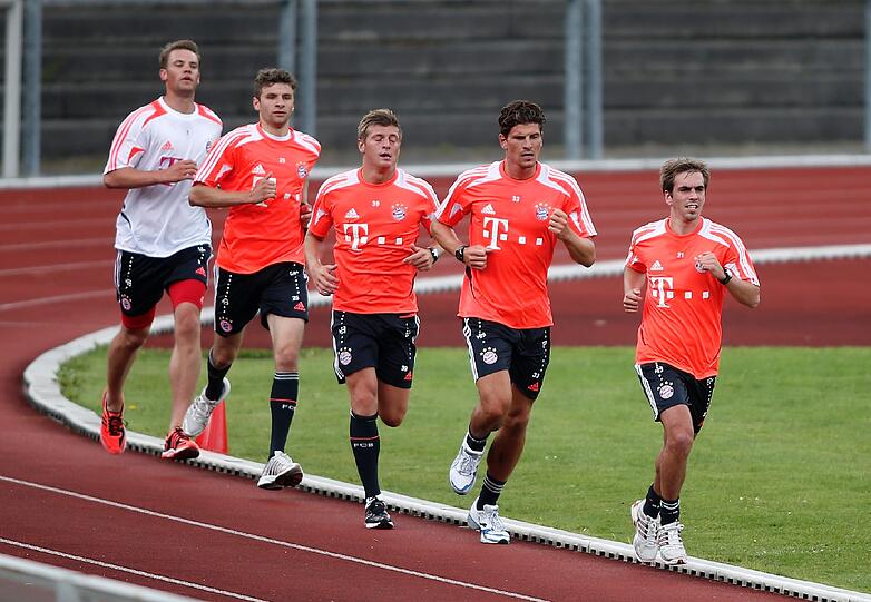 Die Bayern-Stars auf der Laufbahn.