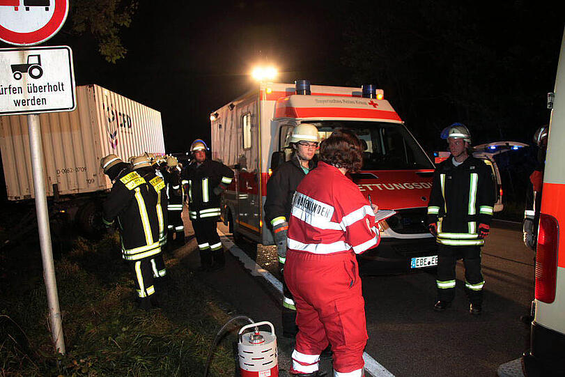 B12 zwischen Maitenbeth und Hohenlinden: Lkw kippt um - Fahrer eingeklemmt - Bayern - Abendzeitung München