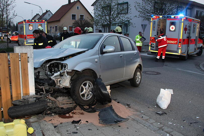 Das Motorrad war auf der Gartenstraße unterwegs gewesen. Auf Höhe der Mozartstraße kam es zum Crash mit einem Auto.
