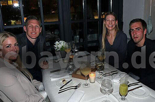 Die Bayernstars Bastian Schweinsteiger (l) und Philipp Lahm (r) mit ihren Freundinnen. Bei "Käfer" wurde nochmal auf die erfolgreiche Saison 2013/2014 angestoßen.