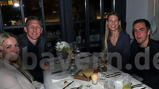 Die Bayernstars Bastian Schweinsteiger (l) und Philipp Lahm (r) mit ihren Freundinnen. Bei "Käfer" wurde nochmal auf die erfolgreiche Saison 2013/2014 angestoßen. Die Bayernstars Bastian Schweinsteiger (l) und Philipp Lahm (r) mit ihren Freundinnen. Bei "Käfer" wurde nochmal auf die erfolgreiche Saison 2013/2014 angestoßen.