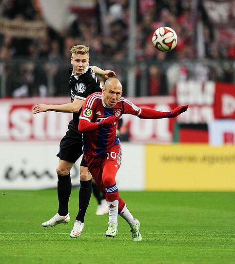 ARJEN ROBBEN - Note 3 - Wann hat man sich das letzte Mal nach 45 Minuten gefragt: Wo war Robben? Konnte das in Durchgang zwei nicht auf sich sitzen lassen. Sein pass leitete das 2:0 ein.