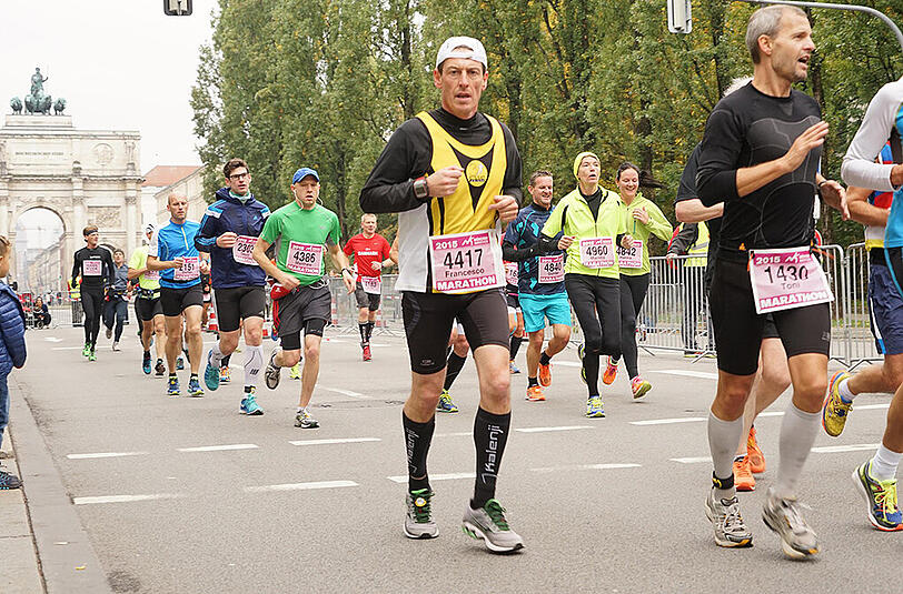 Die Läufer und Läuferinnen des 30. München Marathon am 11.20.2015