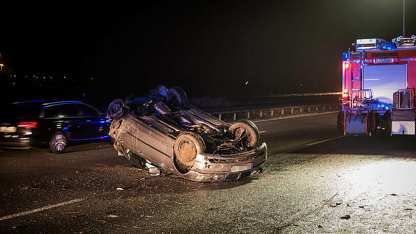Der Fahrer des Kleintransporters wurde aus seinem Fahrzeug geschleudert und verstarb noch vor Ort. Die Bilder von der A9.