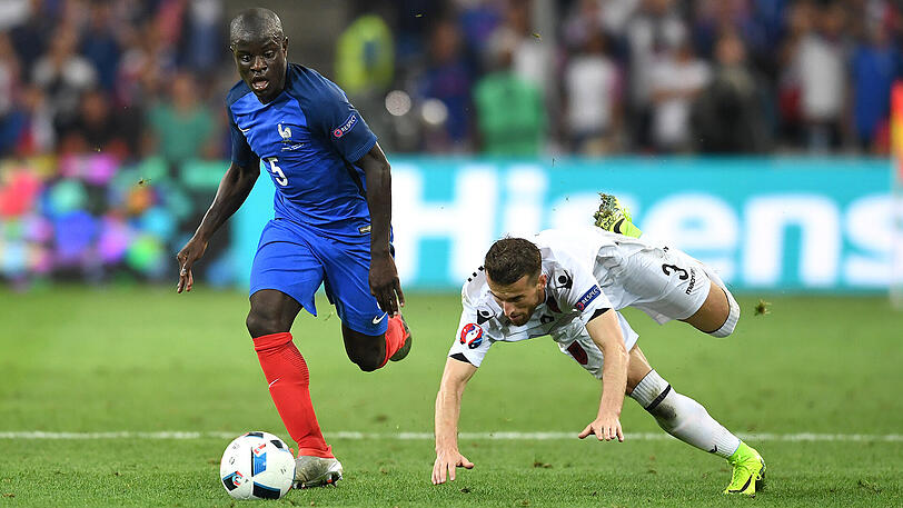 N'Golo Kante (FC Chelsea, links - im französischen Nationaltrikot)