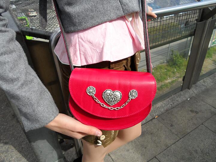 Immer zur Hand: Die Wiesn-Tasche.