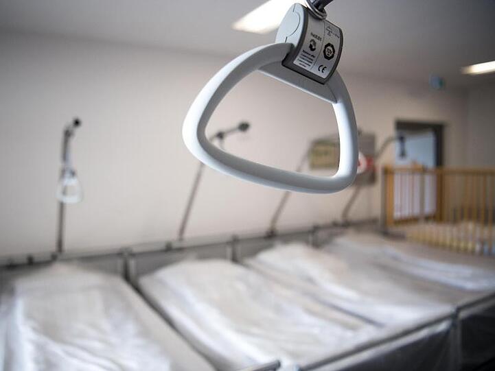 Leere Krankenhausbetten stehen auf dem Flur eines Krankenhauses. Foto: Fabian Sommer/dpa/Archivbild