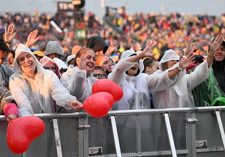 Haben es in die erste Reihe geschafft: Fans warten mit Herzballons auf den Auftritt von Mega-Star Helene Fischer.