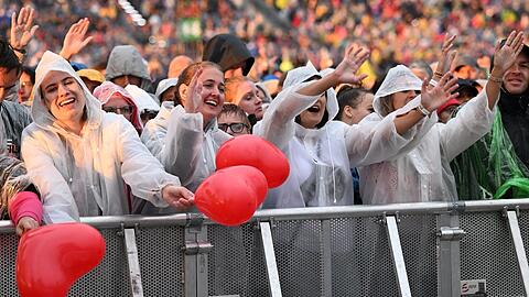 Haben es in die erste Reihe geschafft: Fans warten mit Herzballons auf den Auftritt von Mega-Star Helene Fischer.