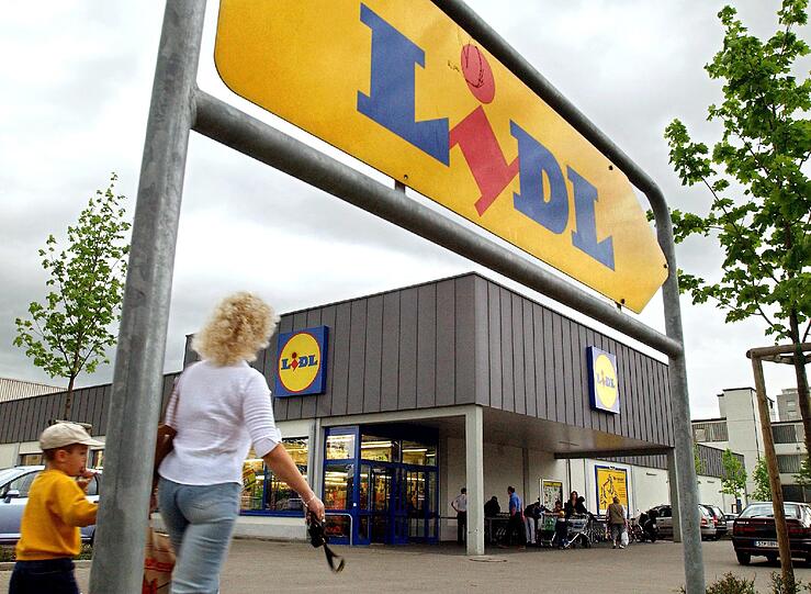 PLATZ 3: Bilder gibt es vom schüchternen Multimilliardär kaum, doch sein Imperium hat ein jeder schon gesehen: Dieter Schwarz hat den Discount-Supermarkt Lidl ins Leben gerufen. Und mit jedem Euro, den die Kunden dort beim Einkauf sparen, wächst das Vermögen des Groß-Unternehmers - Dieter Schwarz belegt mit 11,5 Milliarden Euro den dritten Platz im Ranking der reichsten Deutschen.