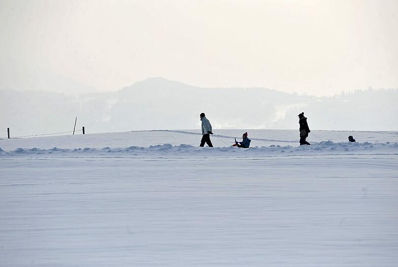 Der verschneite Irschenberg lockt nur wenige Spaziergänger nach draußen.