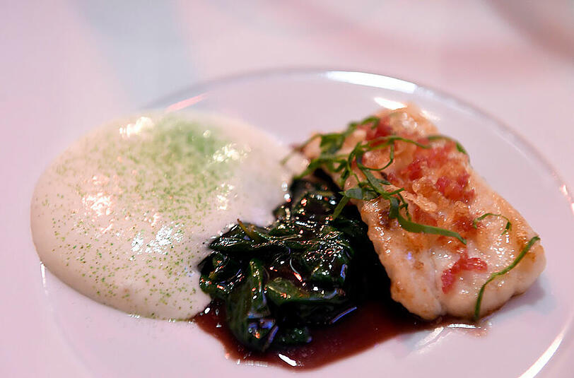Atlantik-Seezunge auf Blattspinat mit Chardonnay-Creme und Rotwein-Schalotten