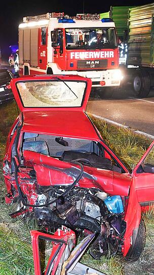 Beide Fahrzeuge wurden vollkommen zerstört, eine Frau starb, vier weitere Personen wurden teils schwer verletzt. Die Bilder vom Unfallort.