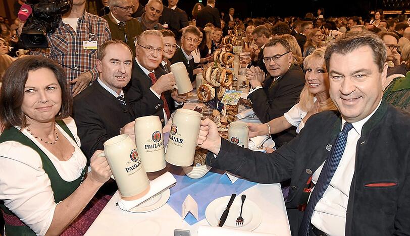 Bayerischer Ministerpräsident Markus Söder und Frau Karin, Ilse Aigner, Hubert Aiwanger (Parteivorsitzender, Freie Wähler).