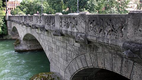 Die Maximiliansbrücke mit Blick auf die Isar
