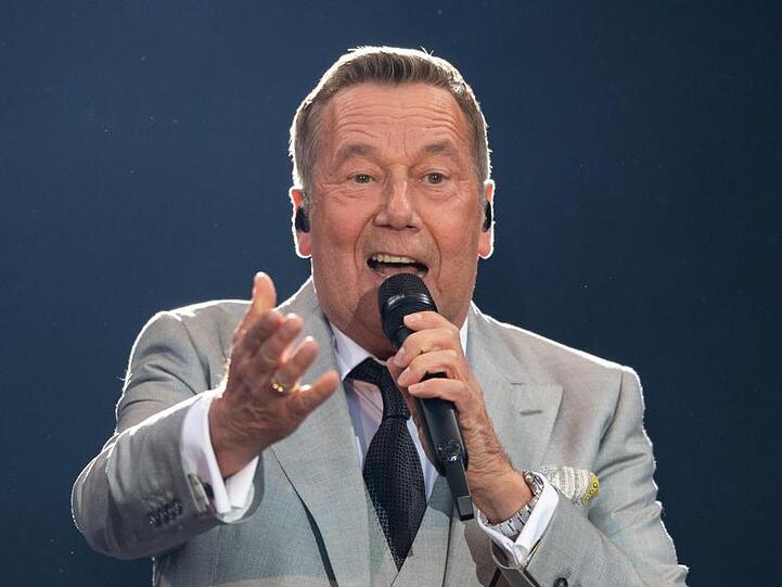 Schlagersänger Roland Kaiser steht beim Auftaktkonzert der "Kaisermania 2019" auf der Bühne in Dresdenv und singt.