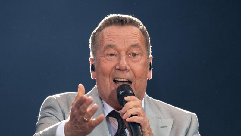 Schlagersänger Roland Kaiser steht beim Auftaktkonzert der "Kaisermania 2019" auf der Bühne in Dresdenv und singt.