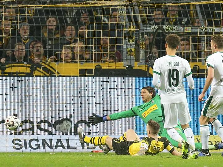 Marco Reus (l/unten) erzielt den Treffer zum 2:1 für den BVB gegen Gladbach-Torwart Yann Sommer (3.v.r).