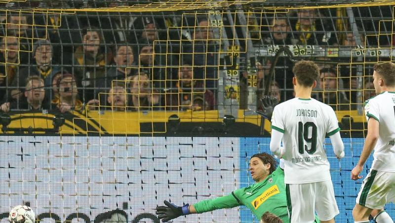 Marco Reus (l/unten) erzielt den Treffer zum 2:1 für den BVB gegen Gladbach-Torwart Yann Sommer (3.v.r). Marco Reus (l/unten) erzielt den Treffer zum 2:1 für den BVB gegen Gladbach-Torwart Yann Sommer (3.v.r).