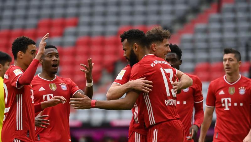 Bayerns Eric Maxim Choupo-Moting (M) bejubelt sein Tor zum 1:0 mit seinen Mannschaftskollegen.