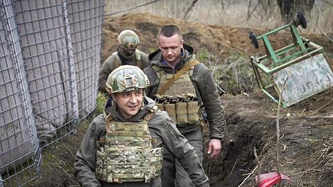 Wolodymyr Selenskyj (l), Präsident der Ukraine, besucht die vom Krieg betroffene Region Donezk im Osten der Ukraine.