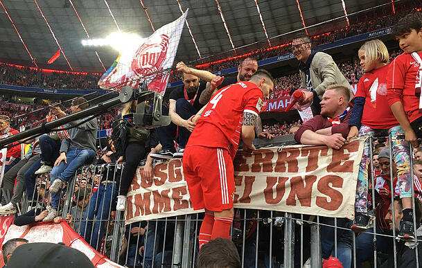 Niklas Süle verabschiedet sich von den FC Bayern Fans Niklas Süle verabschiedet sich von den FC Bayern Fans