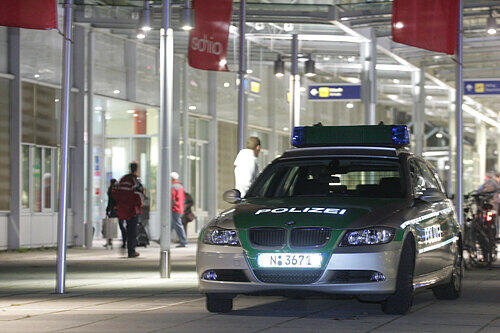 Polizei-Einsatz am Nürnberger Flughafen: Ein anonymer Anrufer behauptete, in einem Urlauber-Jet sei eine Bombe versteckt.