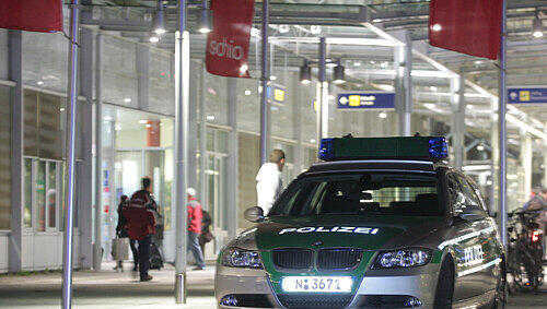 Polizei-Einsatz am Nürnberger Flughafen: Ein anonymer Anrufer behauptete, in einem Urlauber-Jet sei eine Bombe versteckt. Polizei-Einsatz am Nürnberger Flughafen: Ein anonymer Anrufer behauptete, in einem Urlauber-Jet sei eine Bombe versteckt.