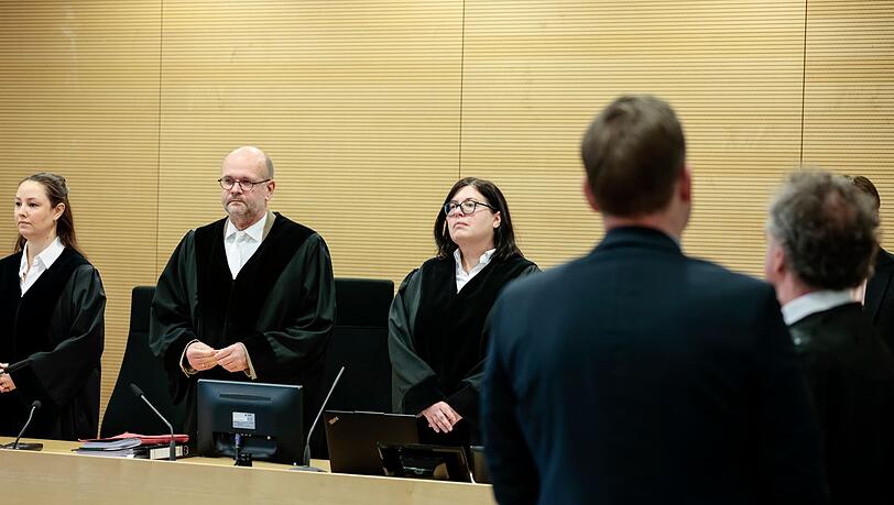 Ein Richter (vorn) trieb es vor allem während seiner Arbeitszeit zu weit ‒ und wurde dafür nun von einem Kollegen verurteilt. Ein Richter (vorn) trieb es vor allem während seiner Arbeitszeit zu weit ‒ und wurde dafür nun von einem Kollegen verurteilt.